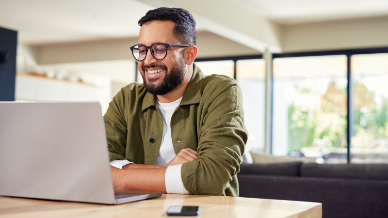 Henkilö tietokoneen äärellä.